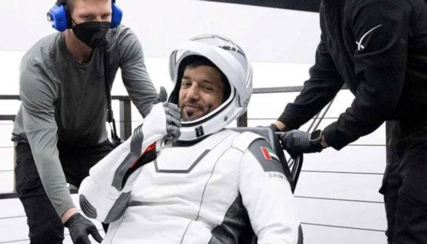 بالفيديو والصورة - ظهور أوّل لرائد الفضاء الإماراتي سلطان النيادي عقب وصوله إلى الأرض