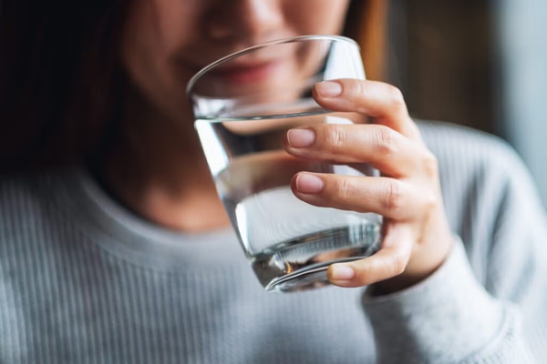هل يجب تجنّب الماء أثناء الأكل؟ إليكم الحقيقة
