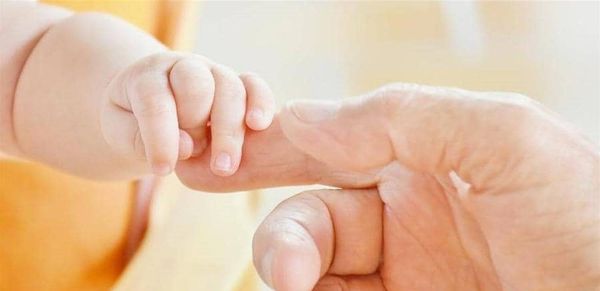 لمسة الوالدين.. ماذا تفعل بدماغ رضيعهما؟