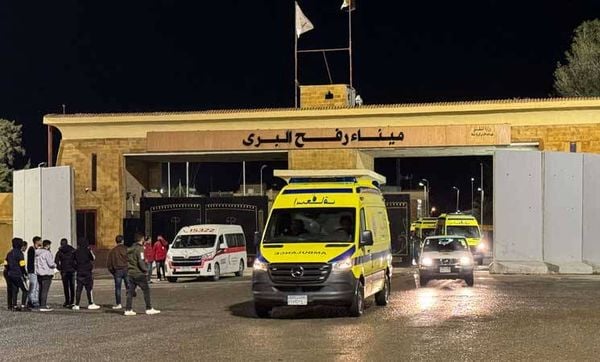 عودة محدودة عبر رفح... 40 فلسطينيًا إلى غزة فجر اليوم