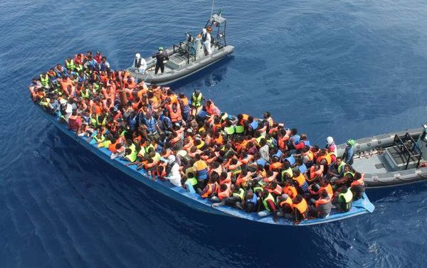 بعد أسبوعين من بقائه في عرض البحر... تونس تسمح لمركب مهاجرين بالدخول إلى أحد موانيئها