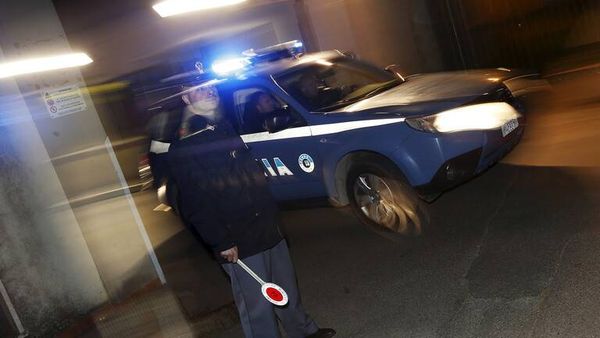 رجل مسلح بسكين يهاجم ضابطين في ايطاليا