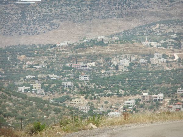 نجاة عائلة في كفررمان بعد انهيار سقف منزلها جراء الهزات السابقة