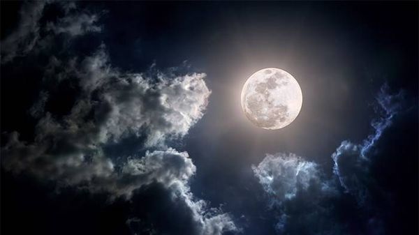 القمر يبتعد عن الأرض.. والأيام قد تصبح أطول