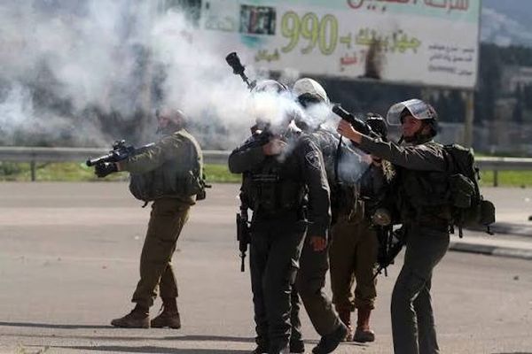 "الجزيرة": قوات الاحتلال تطلق قنابل الغاز بكثافة باتجاه المواطنين في مخيم قلنديا بالقدس