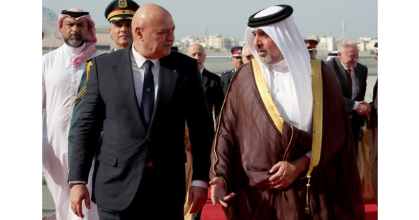 التقى لاوندس ووفداً من " لبنان القوي" ورؤساء الأركان السابقين
عون من البحرين: زيارتي ستُسهم في فتح آفاق جديدة