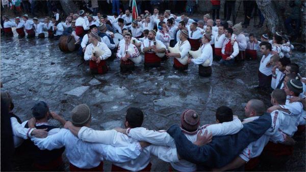 موروث بلغاري.. الدبكة في نهر متجمد