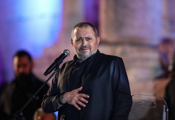 بالصورة- جورج وسوف محتضنًا حفيدته الأولى 
