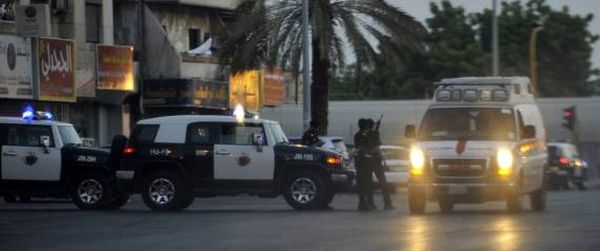 انتحاري يفجر نفسه قرب المسجد النبوي.. وانفجاران يهزان القطيف!!