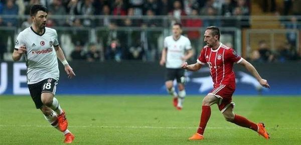 لاعب تركي متغطرس تناول العشاء خلال اللقاء في الملعب!