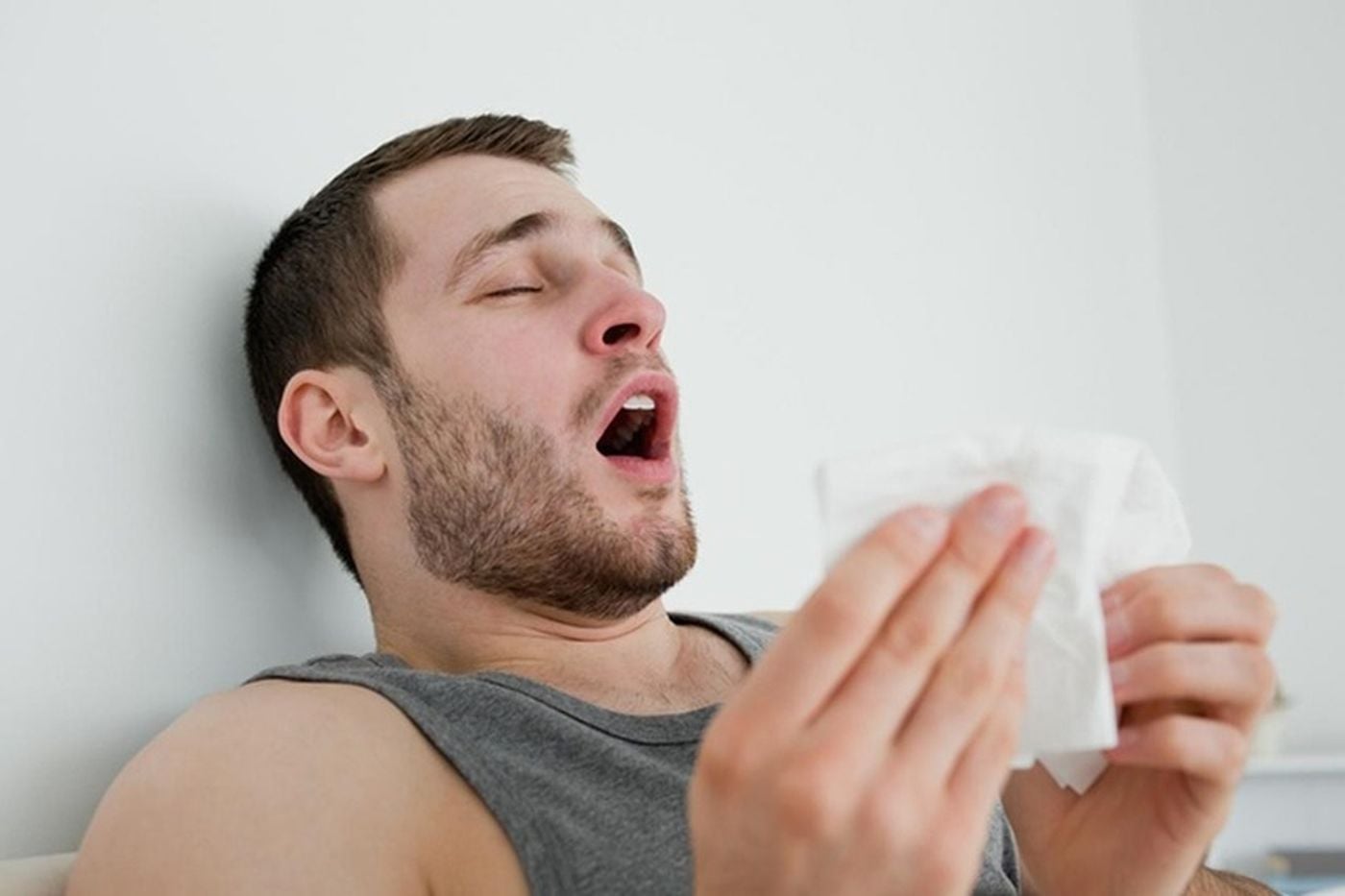 لماذا تخرج عطسة الرجل غالبا بصوت مرتفع؟