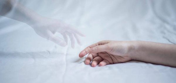 بالصورة- ضجة بعد العثور على جثة ابنة ملحن شهير في شقتها..والكشف عن الملابسات!