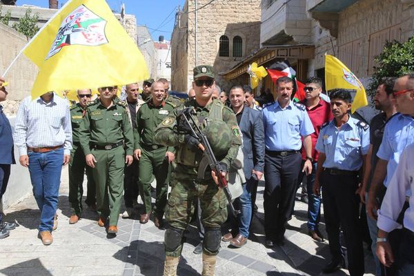 Première patrouille d’hommes armés de l’AP dans Hébron sous contrôle israélien