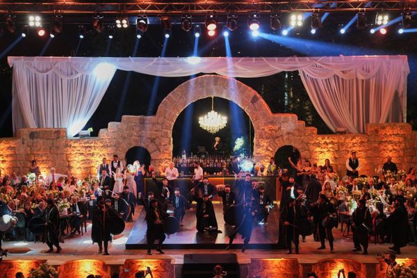 زفّة جبل لبنان تشعل الأجواء في زفاف مميز على المدرّج الروماني...وموسم حافل بالنجاحات!