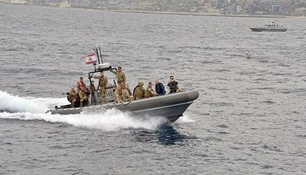 الجيش ينقذ 20 شخصاً من زورق قبالة العبدة... البحث مستمر عن الباقين