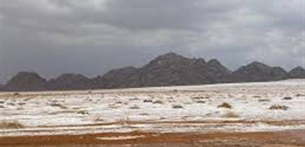 بالفيديو... سعوديون يوثقون مشاهد مذهلة للأمطار والبرد في حائل