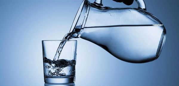شرب الماء بصورة خاطئة يؤدي إلى مشكلات صحية عدة
