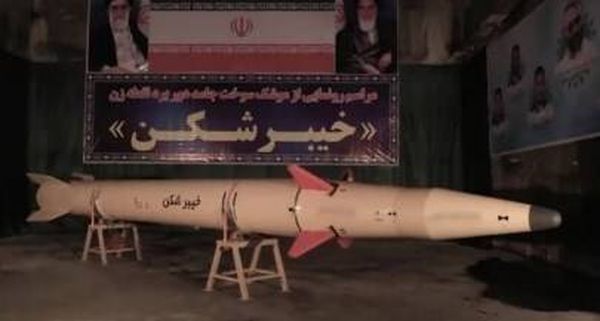 إيران تكشف عن صاروخ "خيبر شكن"