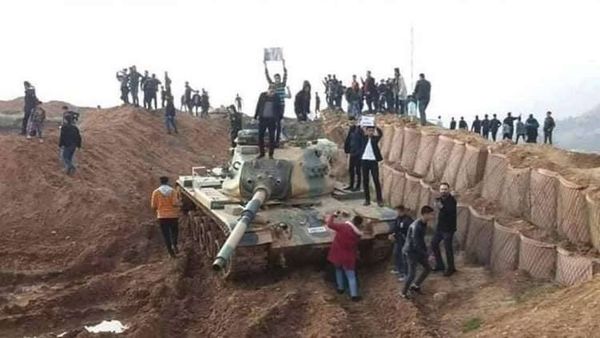 متظاهرون أكراد يهاجمون مقرا عسكريا تركيا شمال العراق