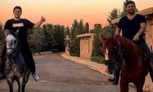بالصورة: عاصي الحلاني يمارس هوايته المفضّلة مع إبنه في مزرعته بالحلانية