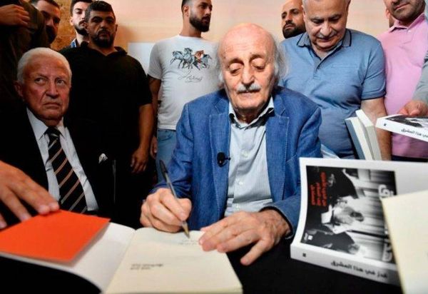 جنبلاط يوقّع مذكراته «قدر في هذا المشرق»: التحالفات الاستراتيجية الكبرى لا نستطيع تقديمها أو تأخيرها