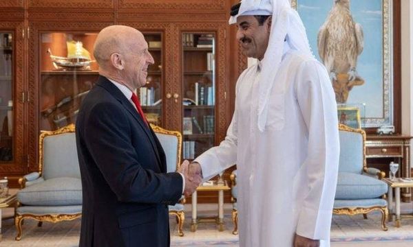 أمير قطر يبحث مع وزير الدفاع البريطاني التعاون الدفاعي والتوترات الإقليمية