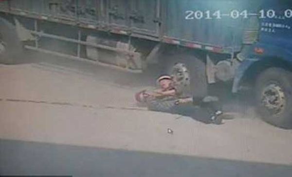 الصورة التي تحولت إلى رمز للتضحية في العالم
