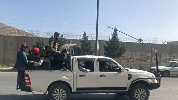 مسؤول بارز في "طالبان" يجتمع مع كرزاي وعبدالله