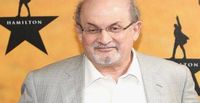 طعن الكاتب سلمان رشدي في عنقه خلال محاضرة على مسرح بنيويورك