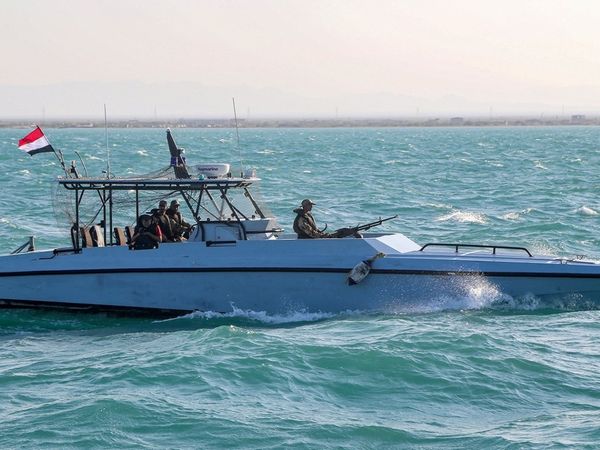 القوات الحكومية تعلن التصدي لزوارق "انتحارية" للحوثيين في البحر الأحمر