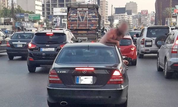 نصفه يتدلى خارج السيارة.. صورة تستفز المتابعين