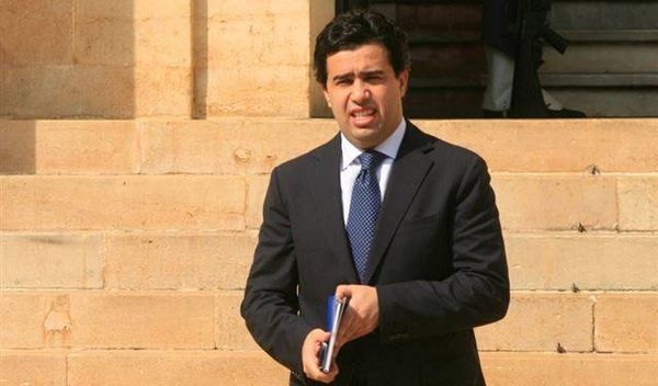 "اللي عم يسأل وينو": صورة جديدة لعقاب صقر.. مع مَن كان؟