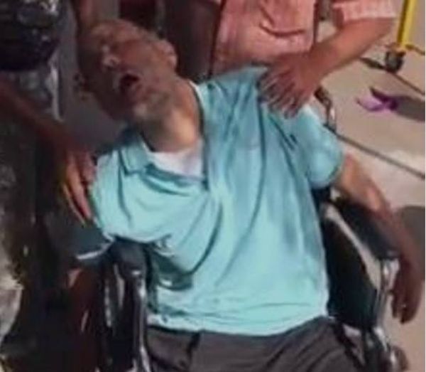 بالفيديو: خمسيني كفيف ومقعد.. أبٌ لـ6 أولاد ينهار بعد محاولة إزالة بسطته