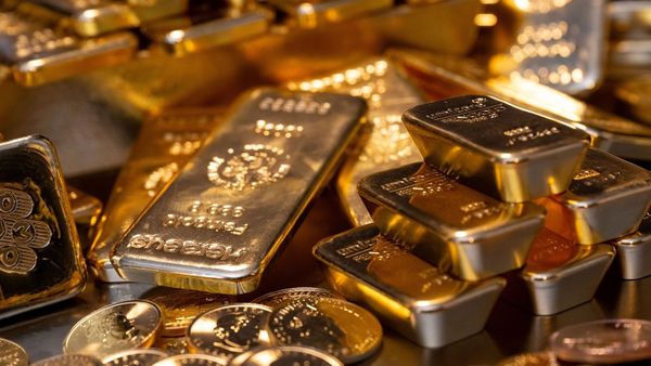 الذهب يواصل خسائره مع تصاعد توقعات رفع الفائدة الأميركية