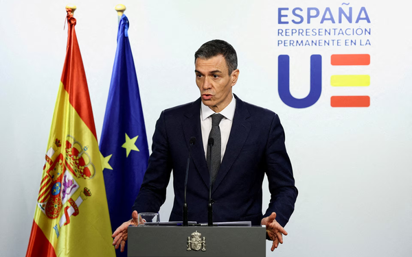 سانشيز يتهم "إسرائيل" بالوقوف وراء أزمة المهاجرين من المغرب إلى إسبانيا