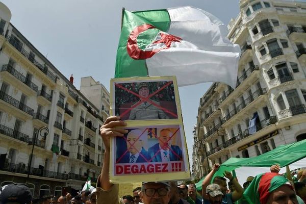 الجزائريون الى الشارع مجددا بعد إلغاء الإنتخابات والدعوة الى الحوار