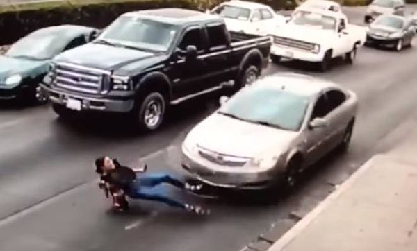 فيديو مروّع: دهستها سيارة في الشارع.. بسبب كعبها العالي!