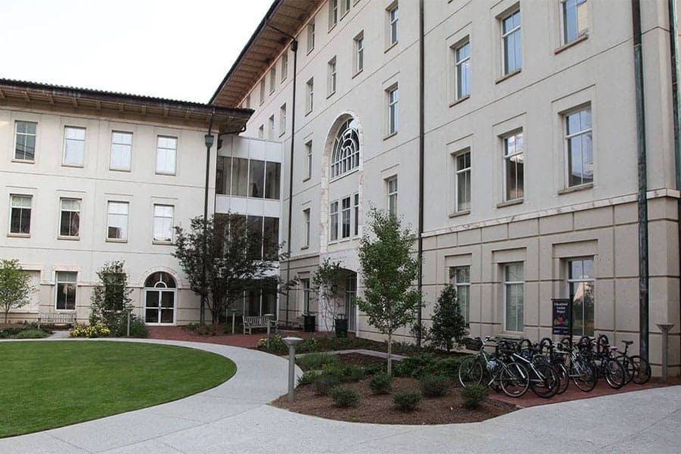 بعد العقوبات الأميركية… فصل ابنة علي لاريجاني من جامعة إيموري