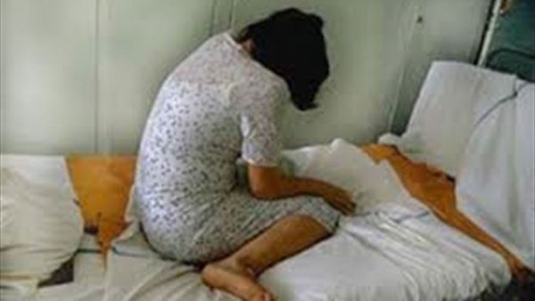 اغتصب سيدة بوجود زوجها