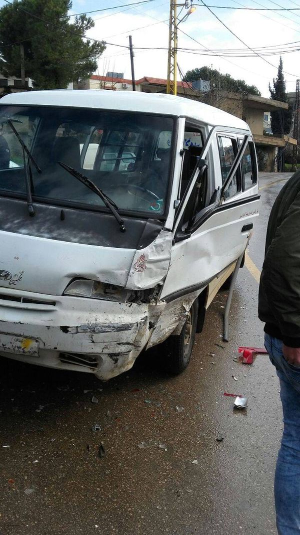 اصطدم فان لنقل طلاب المدارس بسيارة من نوع ( بي ام)  لون ابيض  على طريق عام بلدة حرار  والاضرار مادية