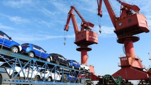 أربعة أسباب جعلت ترامب يتمسك بالتعريفات على التجارة