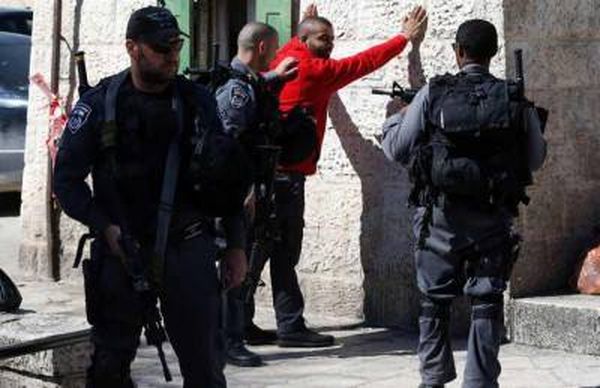 جيش الاحتلال يعتقل خمسة فلسطينيين في الضفة الغربية
