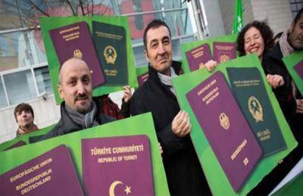 واشنطن تمنع مسلمين من دخولها وباريس تلغي الجنسية المزدوجة