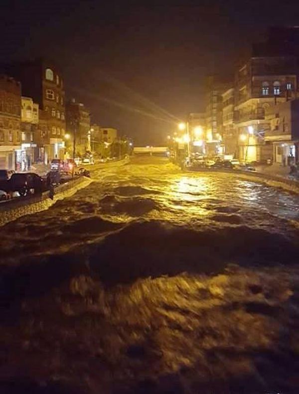عاجل .. سيول جارفه في صنعاء والداخليه تدعوا لإخلاء المنازل