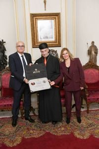 الراعي منح وسام مار مارون للسكرتير الأول
لسفارة فرسان مالطا في قبرص فادي رومانوس