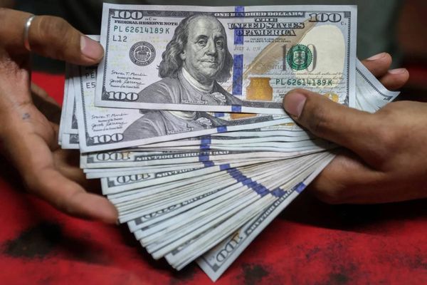 استقرار الدولار قرب أدنى مستوياته