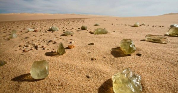 سر تناثر شظايا زجاج غامضة في صحراء أتاكاما!