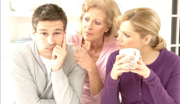4 عبارات إياك قولها لـ"حماتك"!