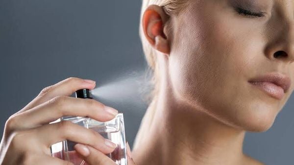 هل وضع العطر على الرقبة آمن ؟