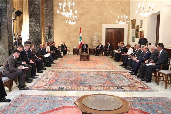 الرئيس عون استقبل الموفد الخاص للرئيس الروسي بحضور الرئيسين بري والحريري. رئيس الجمهورية: لبنان يرحب بالمبادرة الروسية لإعادة النازحين والتي تتجاوب مع الدعوات اللبنانية لتأمين عودة آمنة لهم